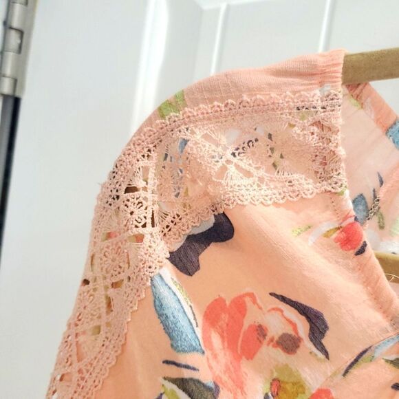 Hope and Harlow Womans Lace Trim Floral Blouse, Size Large - Picture 3 of 6